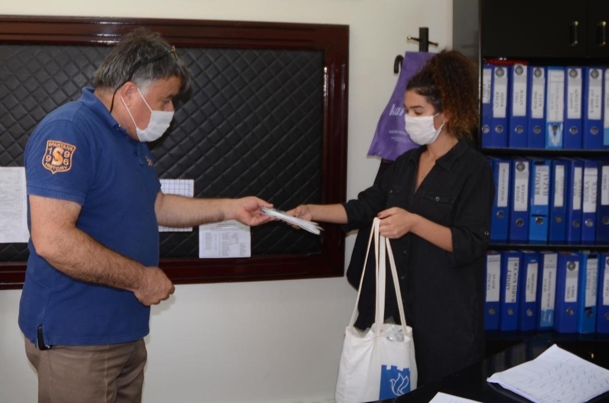 Başkan G&uuml;nel okullara 10 bin &ccedil;ocuk maskesi dağıttı