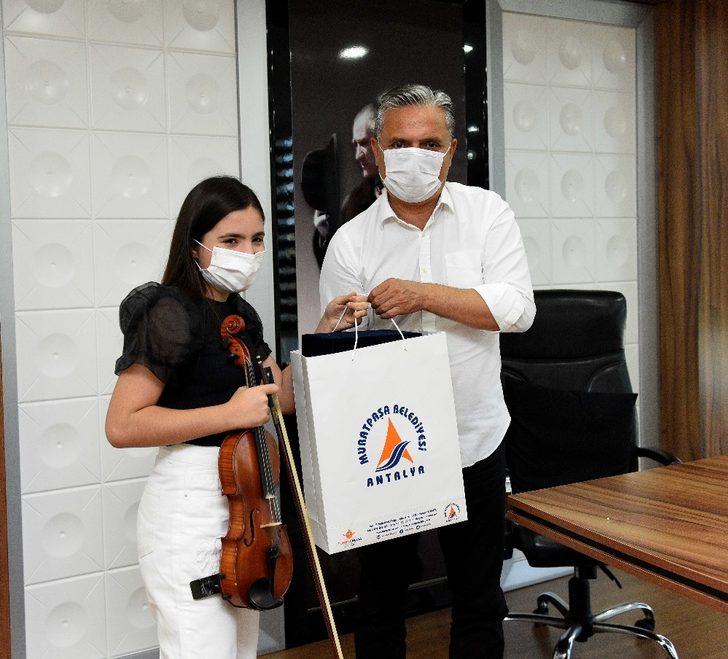 Genç şampiyon, Başkan Uysal için çaldı G3