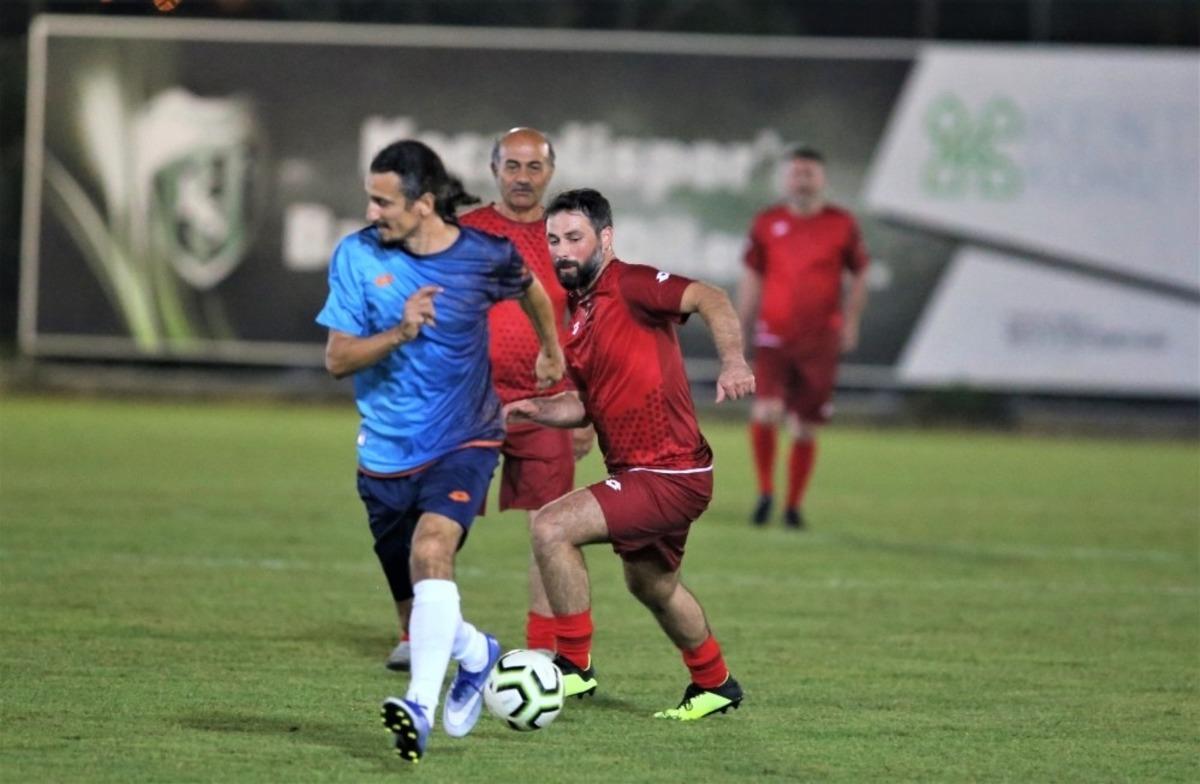 Sağlık &ccedil;alışanları yeşil sahada h&uuml;nerlerini g&ouml;sterdi