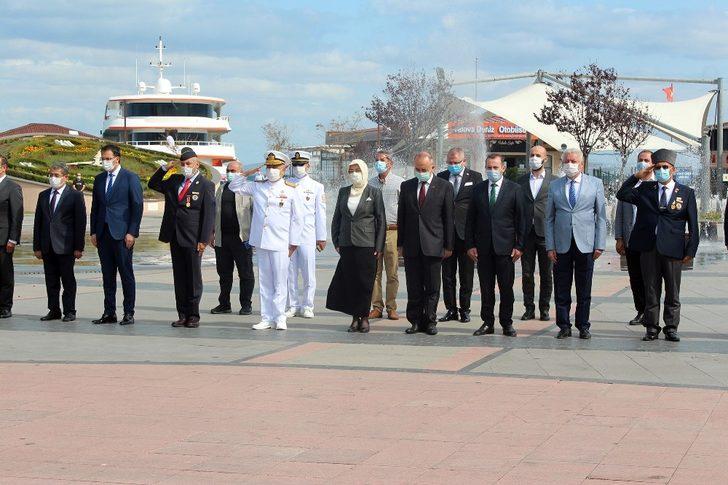 Gurur yüklü buruk tören G2