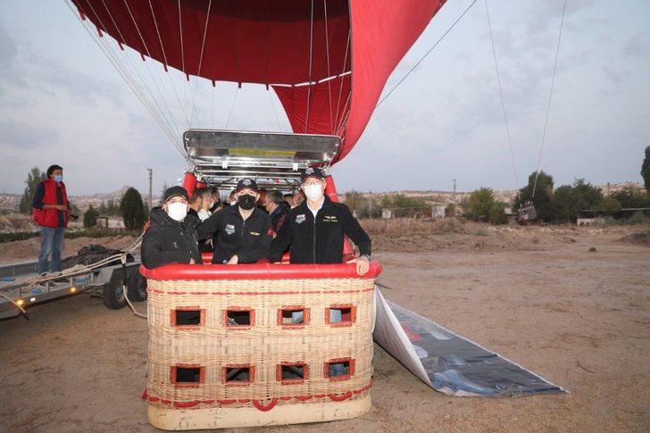 Belediye Başkanı Arı, Eski Bakan Kürşat Tüzmen ile balon turuna katıldı G3