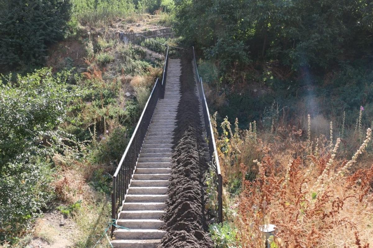 Bitlis Belediyesi merdivenleri yeniliyor