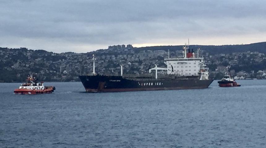 Boğazda tehlike! Arızalanan tanker sürüklendi