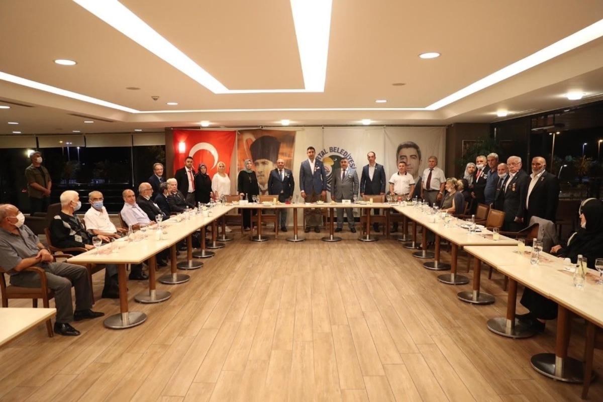 Başkan Y&uuml;ksel, şehit ve gazi aileleriyle akşam yemeğinde bir araya geldi