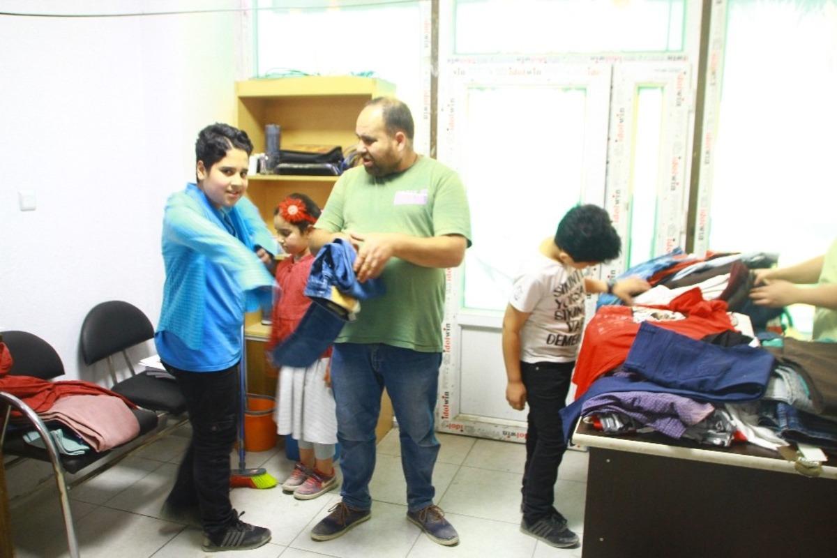 Hayırsever esnaftan giysi yardımı