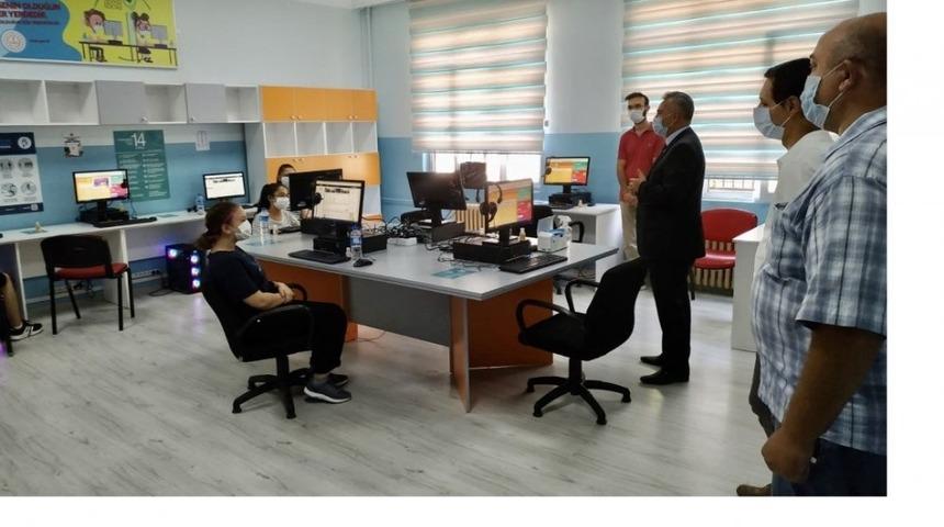 Müdür Çelik EBA destek odasını inceledi