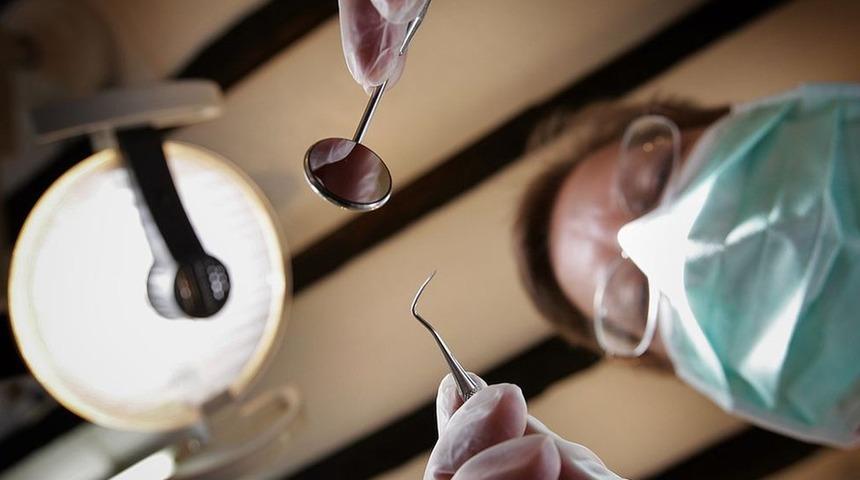 Alaska'da elektrikli kaykay üzerinde diş çeken diş hekimine 12 yıl hapis cezası