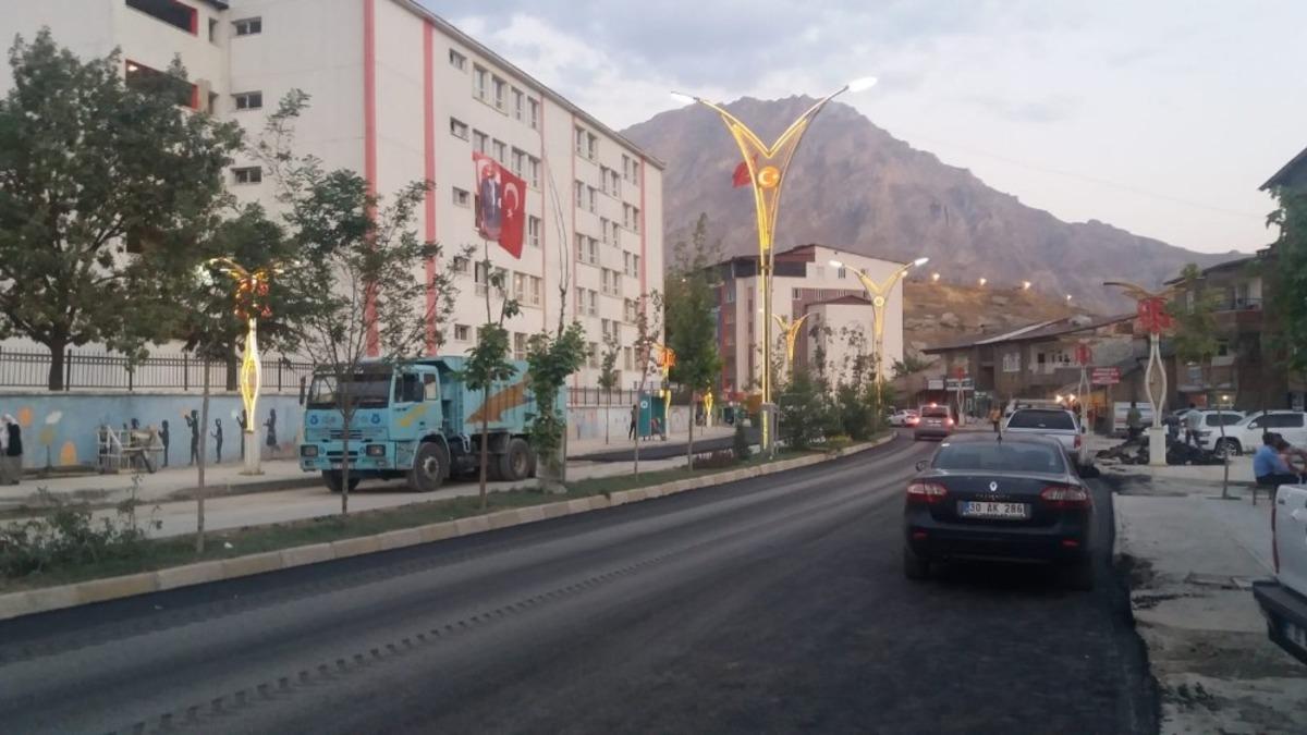 Hakkari&rsquo;de tahrip olan yollar sıcak asfaltla onarılıyor