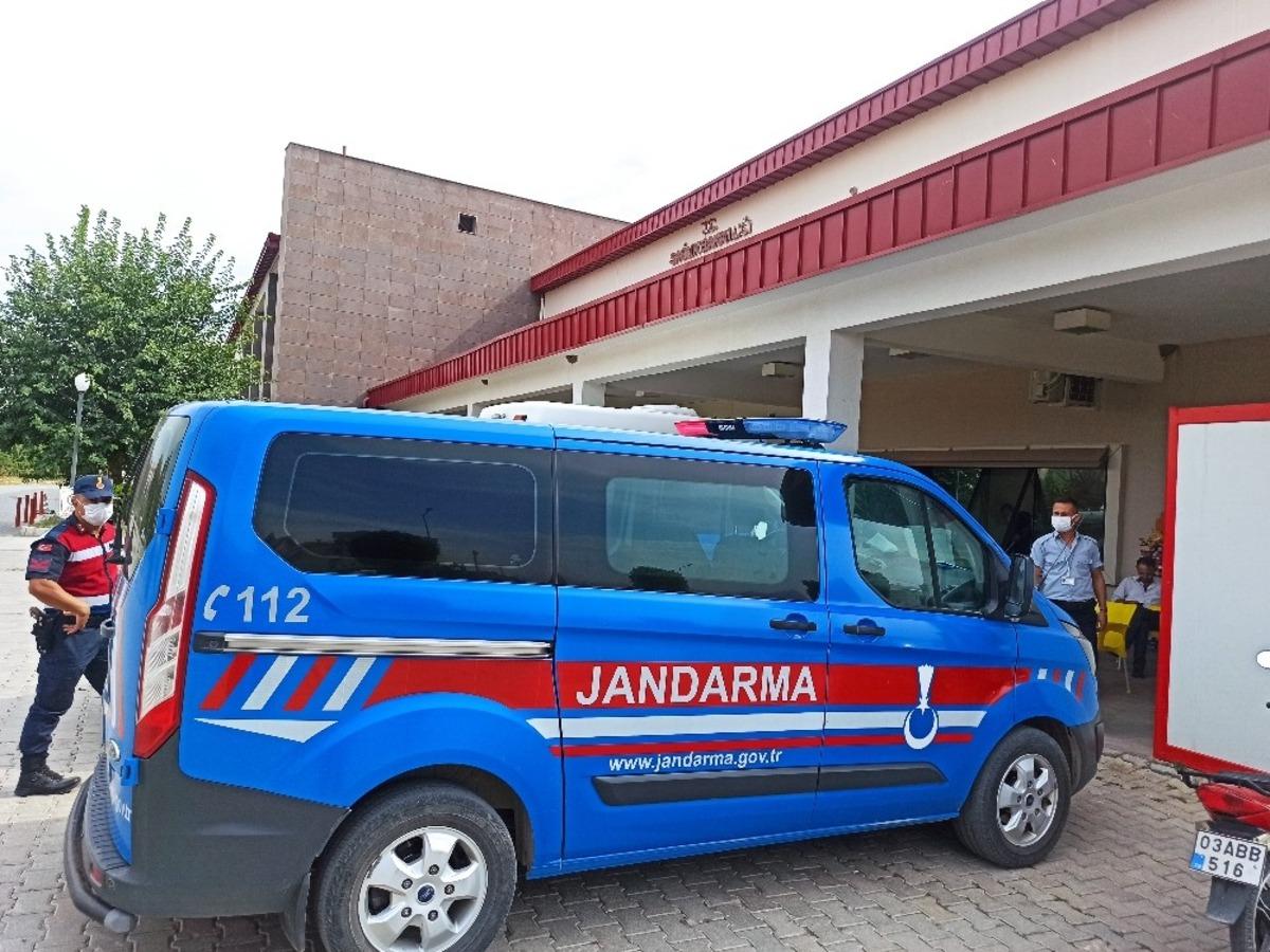 Kamyonete arkadan &ccedil;arpan motosiklette iki kişi yaralandı