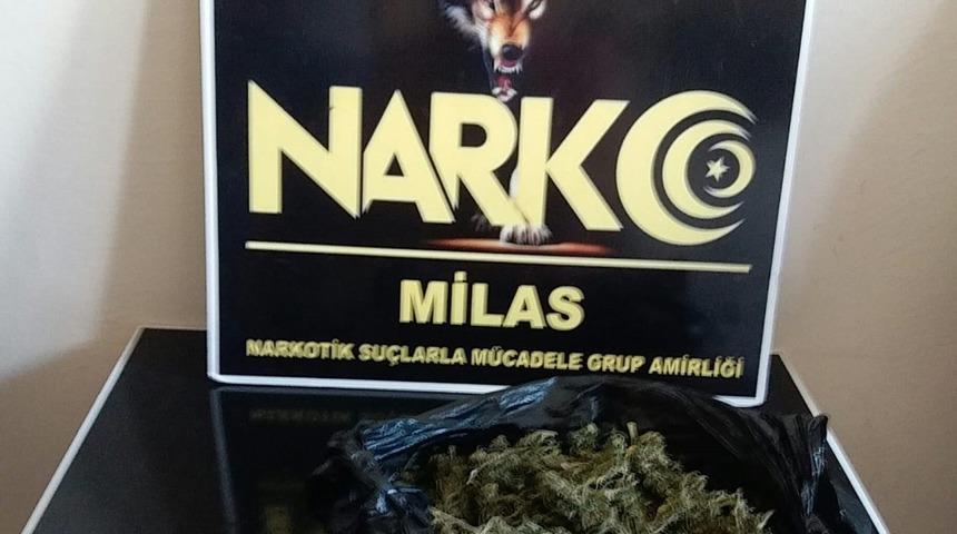 Ş&uuml;pheli ara&ccedil;ta uyuşturucu &ccedil;ıktı