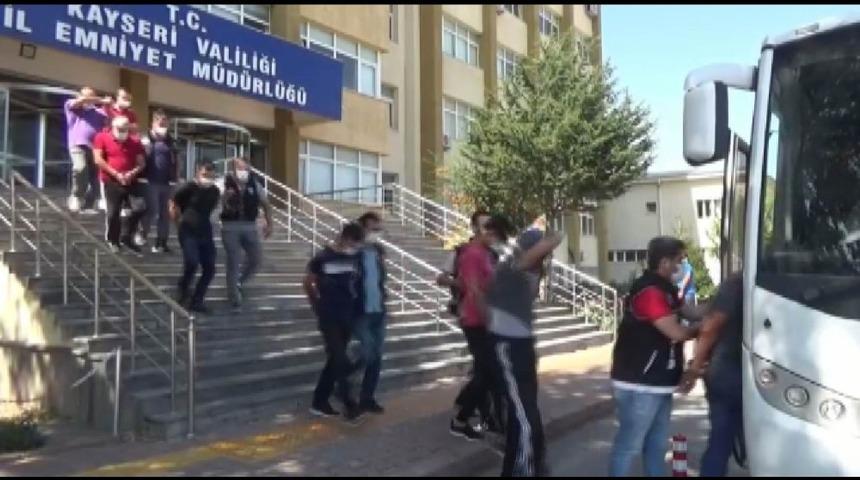 Uyuşturucuları piyasaya s&uuml;remeden yakalandılar