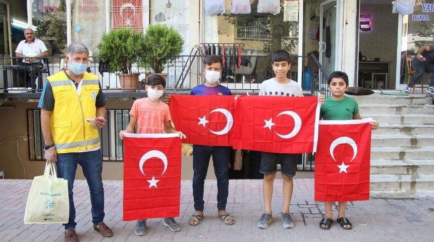 Gaziler Günü’nde vatandaşlara bayrak dağıtıldı