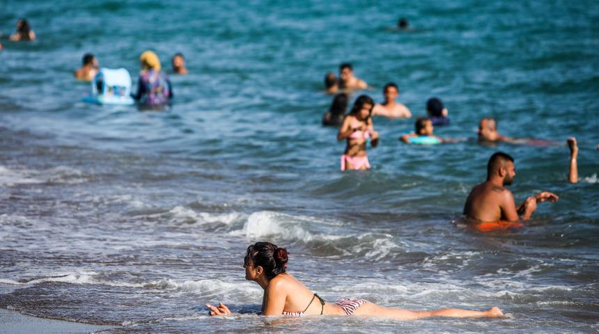 Akın ettiler! Sıcak havadan bunalan sahillere koştu