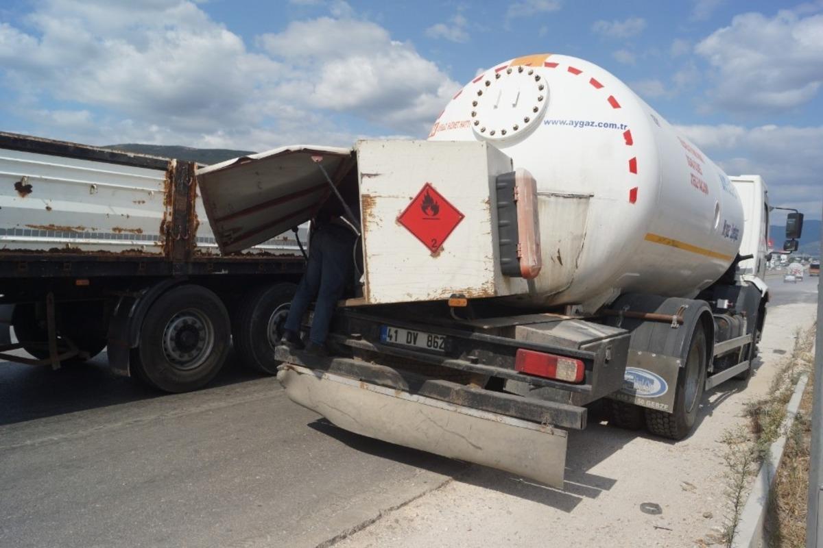 Tır LPG tankerine &ccedil;arptı, 1 yaralı