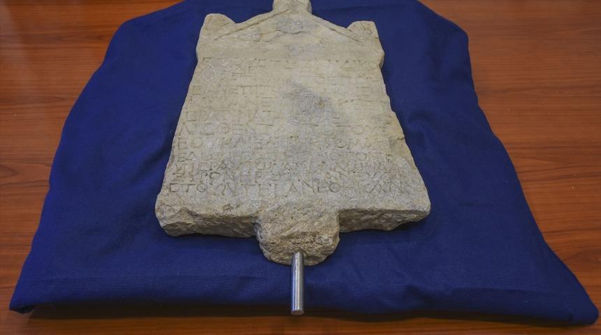 T&uuml;rkiye'den ka&ccedil;ırılan Lidya d&ouml;nemine ait kefaret yazıtı İtalya'da teslim alındı