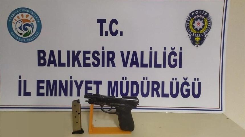 Balıkesir&rsquo;de aranan 13 şahıs yakalandı, 2 silah ele ge&ccedil;irildi