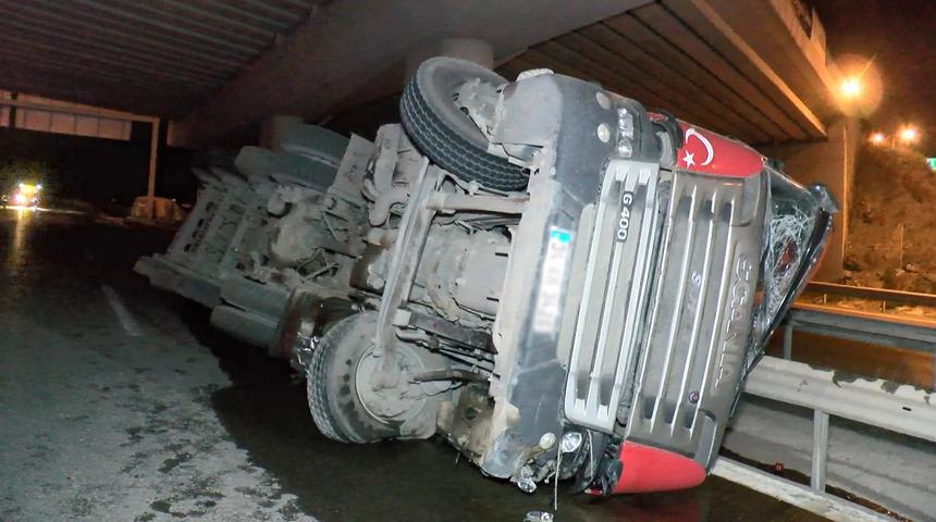 &Ccedil;ekmek&ouml;y'de kum y&uuml;kl&uuml; TIR devrildi