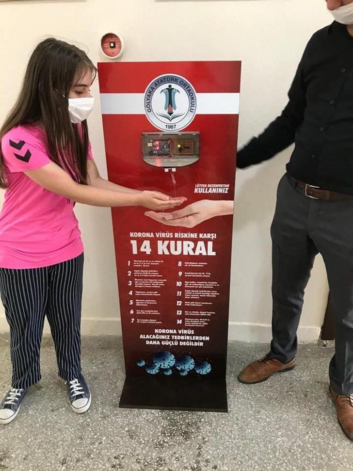 Öğretmen temassız dezenfektan cihazı yaptı G4
