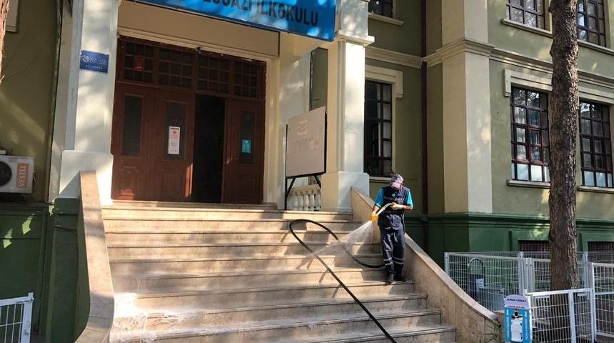 İzmit Belediyesi okulları dezenfekte ediyor