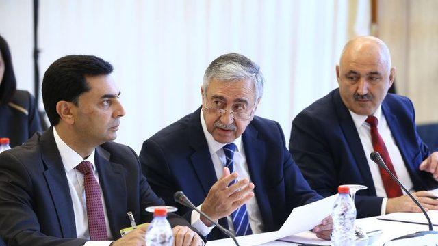 Kuzey Kıbrıs lideri Mustafa Akıncı, Crans Montana'daki konferansta.