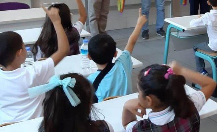 Minik öğrenciler için ilk ders zili çalıyor G1