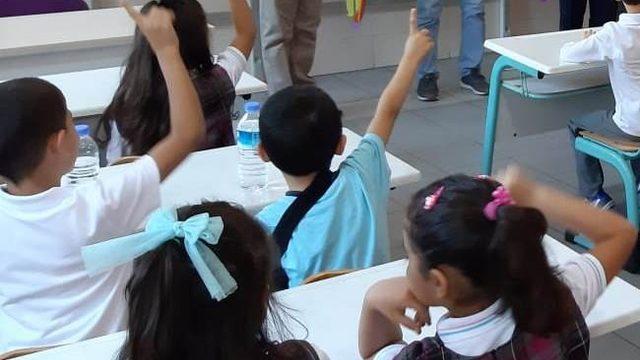 Minik öğrenciler için ilk ders zili çalıyor