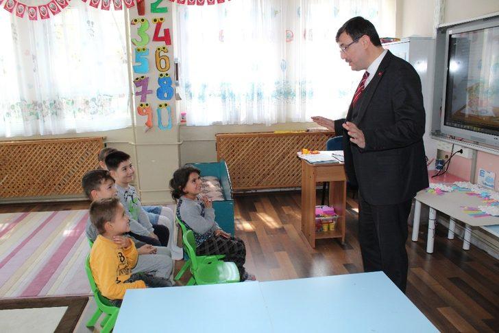 Minik öğrenciler için ilk ders zili çalıyor G4