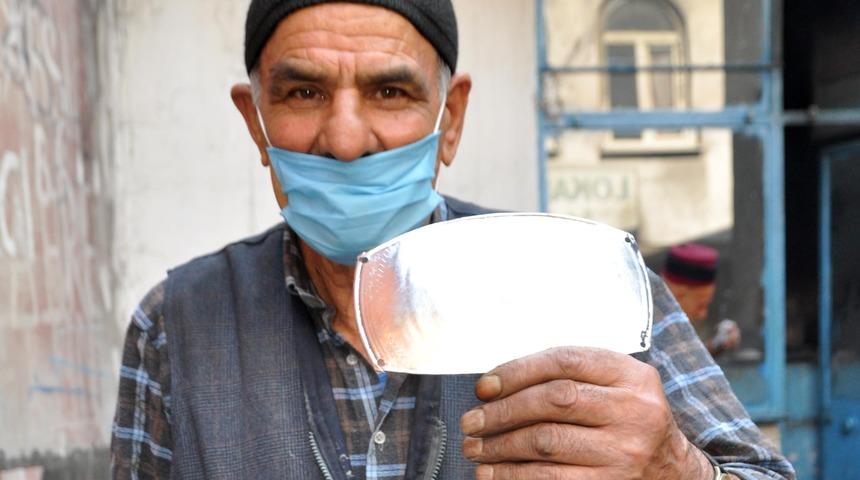 Koronavirüse dikkat çekmek için bakırdan maske yaptı