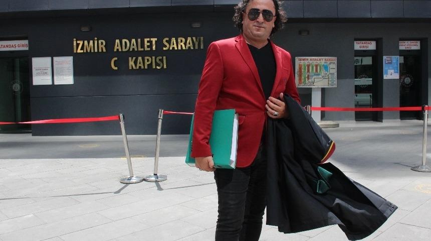 T&uuml;rk&uuml;c&uuml; avukat, şarkısına adliyede klip &ccedil;ekti