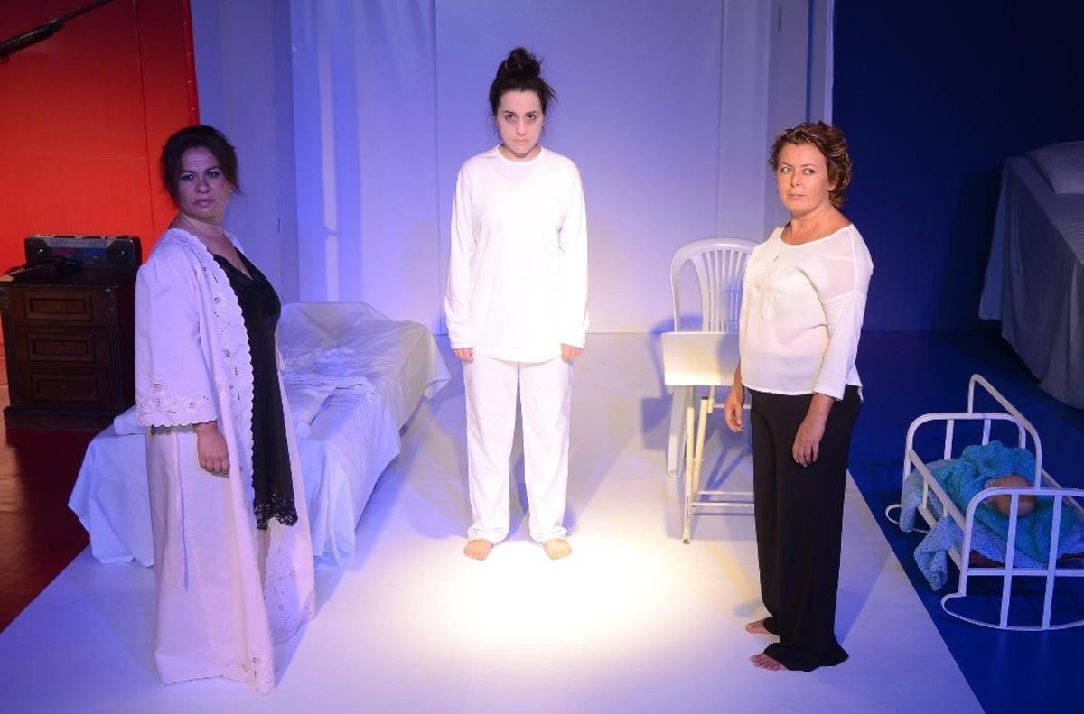 &Uuml;&ccedil; kadın hikayesi, Kuşadası Belediye tiyatrosu tarafından sahneye kondu