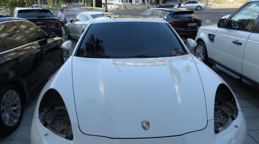 Kadıköy'de lüks otomobilin farlarını 15 saniyede böyle çaldılar