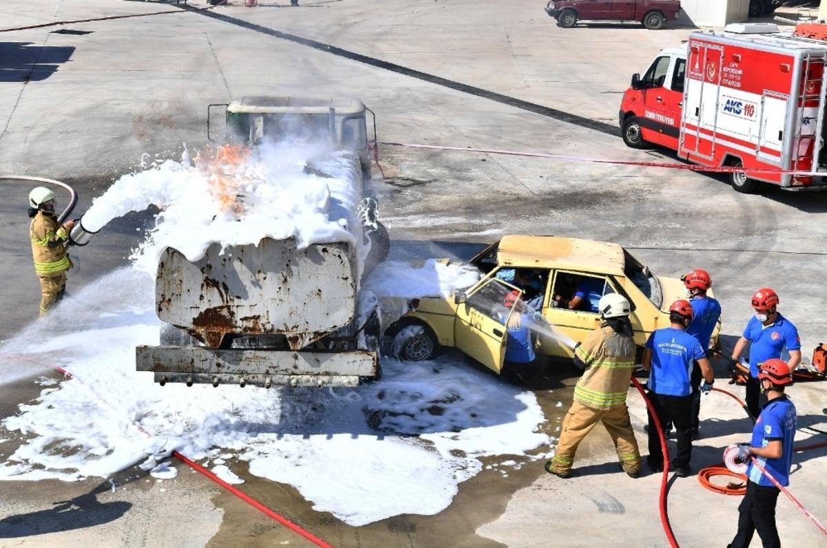 İzmir İtfaiyesinde sağlık&ccedil;ılar hayat kurtarıyor