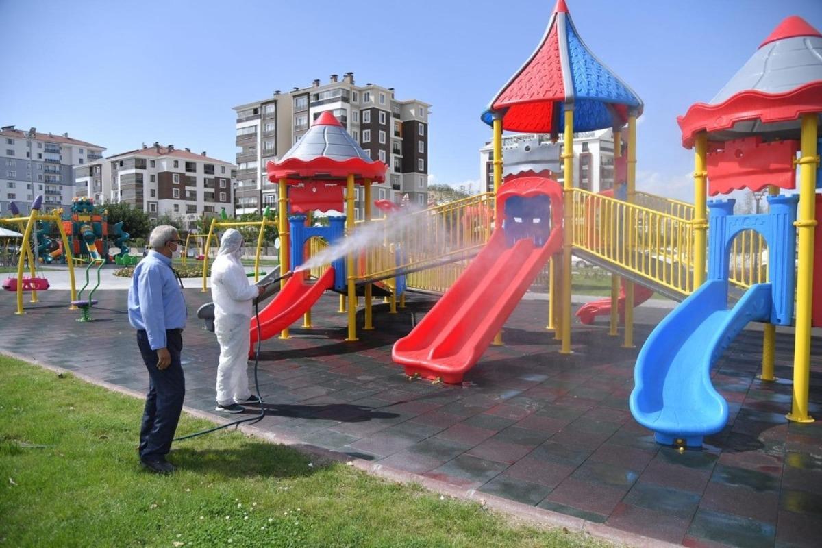 Isparta&rsquo;daki 326 &ccedil;ocuk parkı aralıksız dezenfekte ediliyor