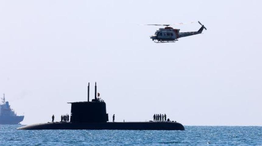 Konyaaltı Sahili açıklarındaki denizaltı, tatilcileri şaşırttı