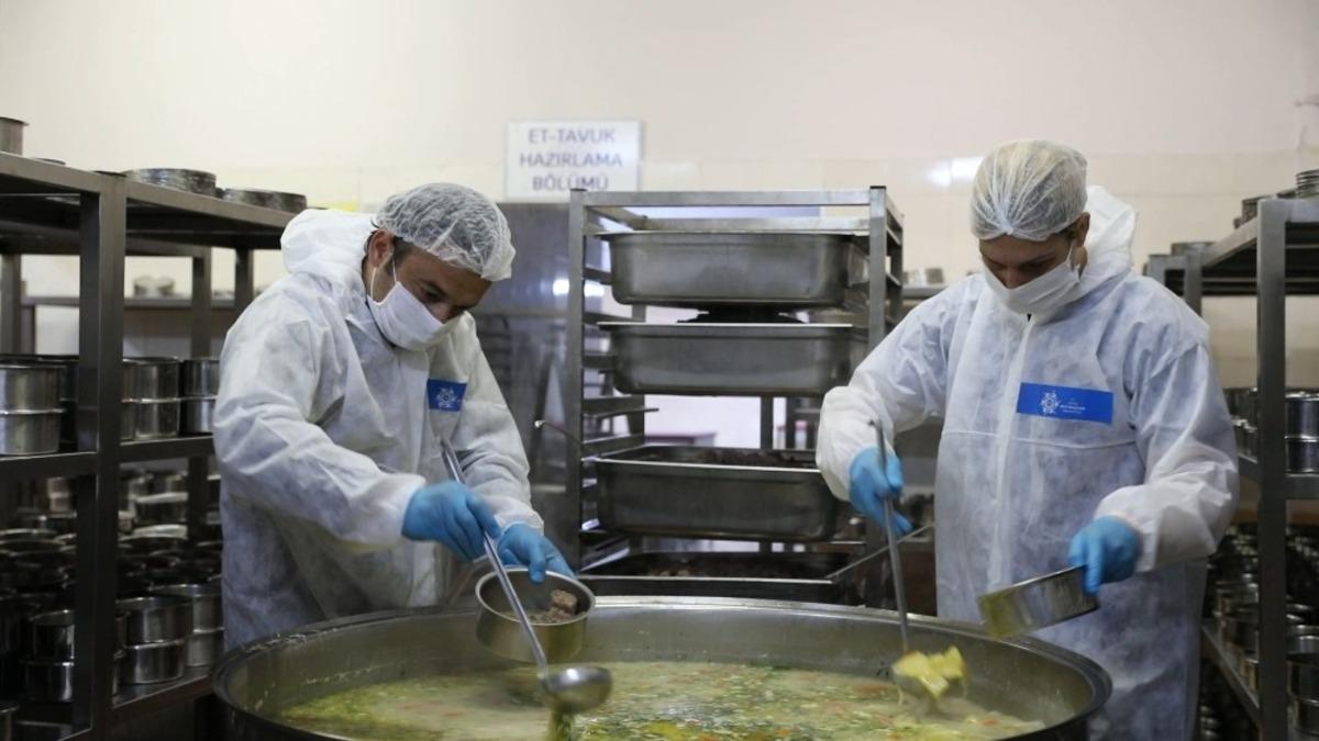 Binlerce sofranın sıcak yemeği B&uuml;y&uuml;kşehir&rsquo;in mutfağından &ccedil;ıkıyor