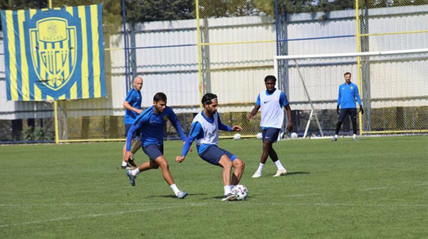 Yeni transfer Alper Potuk ilk antrenmanına çıktı