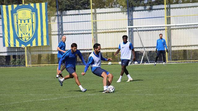 Yeni transfer Alper Potuk ilk antrenmanına çıktı