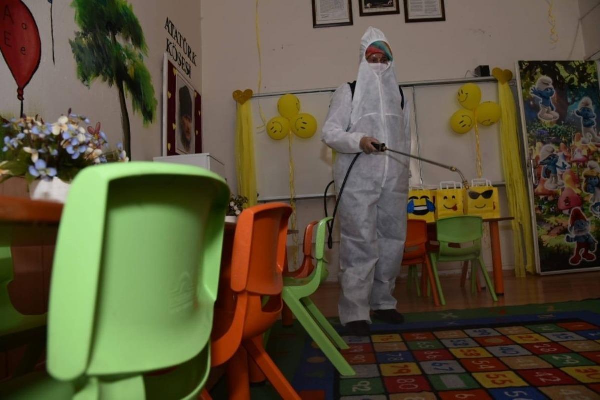 Karesi Belediyesi okulları dezenfekte etti
