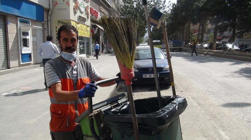 &Ccedil;&ouml;p arabasını &ouml;zenle temizleyen temizlik iş&ccedil;isine sosyal medyada b&uuml;y&uuml;k ilgi