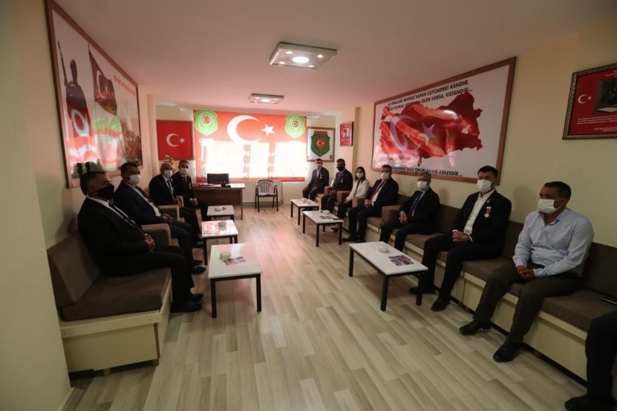 Tahmazoğlu şehit ailelerini ve gazileri ziyaret etti