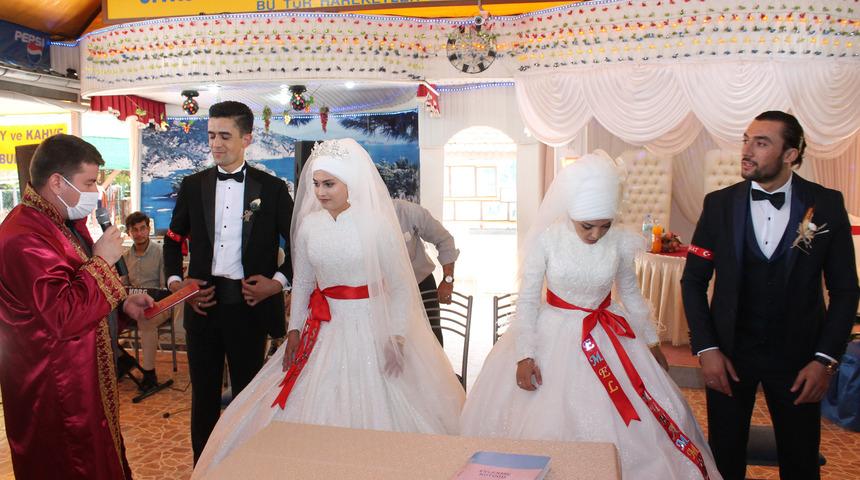 Aksaray'da iki kardeş aynı d&uuml;ğ&uuml;nde evlendi