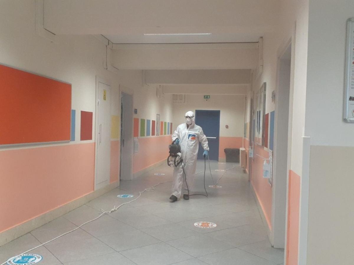 &Ccedil;ekmek&ouml;y Belediyesi&rsquo;nden okullarda temizlik ve dezenfekte &ccedil;alışması