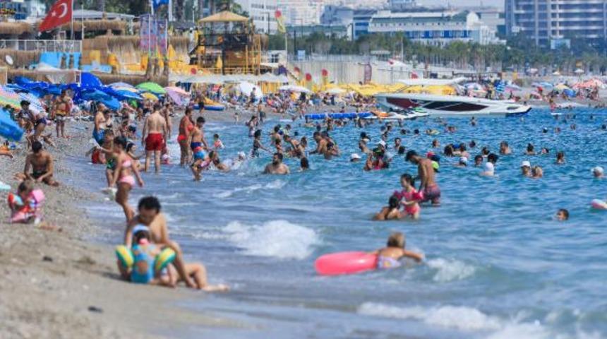 Antalya'da sıcaktan ve nemden bunalanlar sahile koştu, tedbirler unutuldu