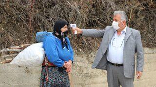 Kapı kapı dolaşıp ateş ölçüyor