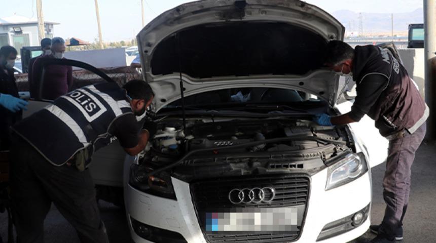 Emekli polisin aracından &ccedil;ıkanlar şaşkına &ccedil;evirdi! G&ouml;zaltına alındı