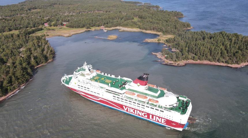 Finlandiya bandıralı yolcu gemisi Baltık Denizi&rsquo;nde karaya oturdu