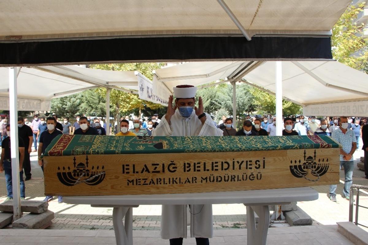 Elazığ&rsquo;ın sevilen doktoru, son yolculuğuna uğurlandı