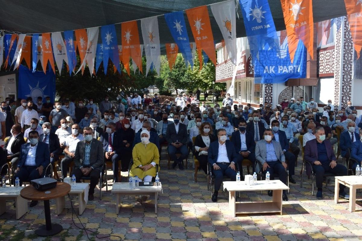 AK Parti Ak&ccedil;adağ il&ccedil;e kongresi yapıldı