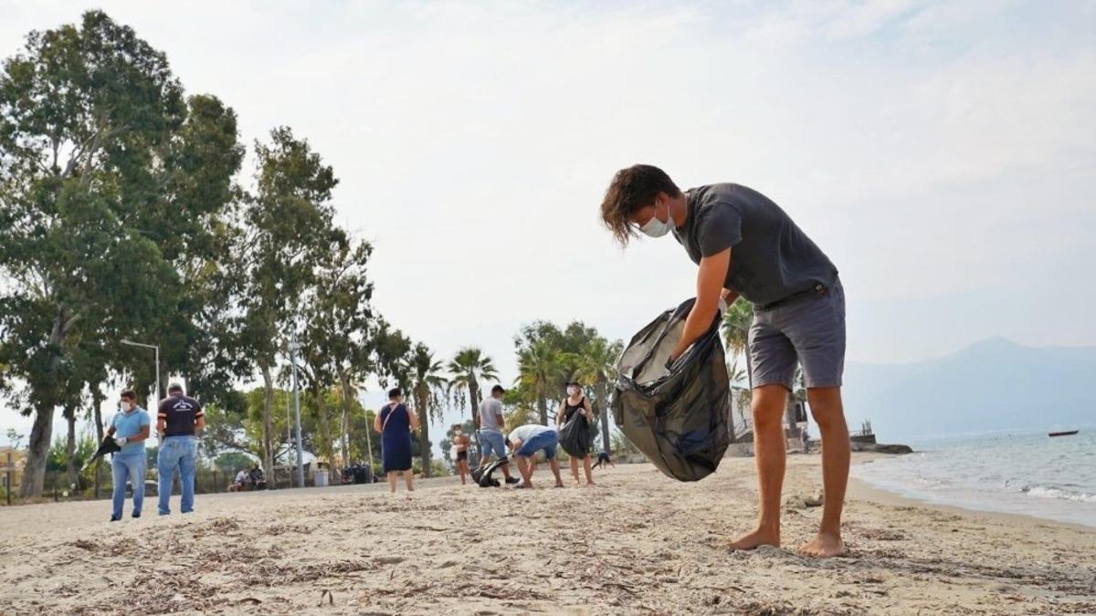 Kuşadası&rsquo;nda kıyı temizliği