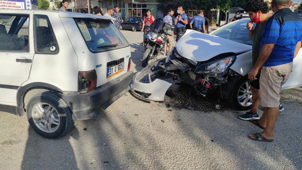 Samandağ&rsquo;da iki otomobil birbirine girdi